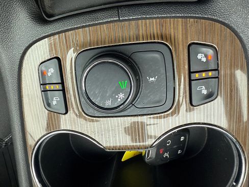 Used 2023 GMC Acadia SLE w/ Driver Convenience Package image 30