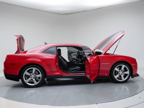 Used 2010 Chevrolet Camaro SS w/ LPO, Ground Effects Package RWD image 13