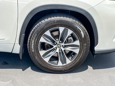 Used 2021 Toyota Highlander XLE FWD image 9