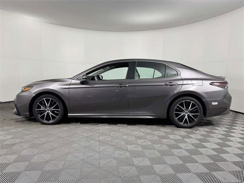 Used 2022 Toyota Camry SE image 11