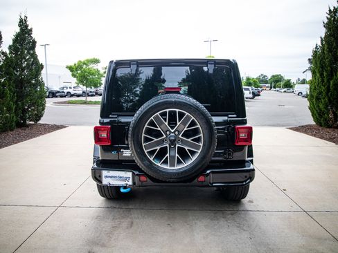 Used 2022 Jeep Wrangler Unlimited Sahara AWD/4WD image 9