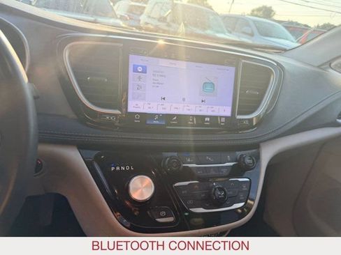 Used 2023 Chrysler Pacifica Touring-L FWD image 13