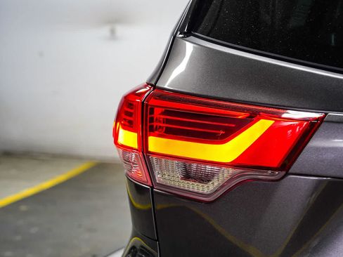 Certified 2019 Toyota Highlander XLE w/ Carpet Mat Package (TMS) FWD image 12