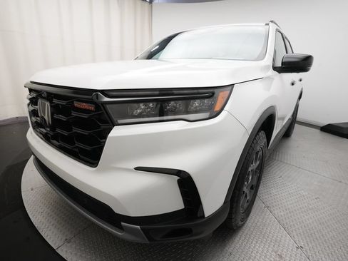 Certified 2025 Honda Pilot TrailSport image 12