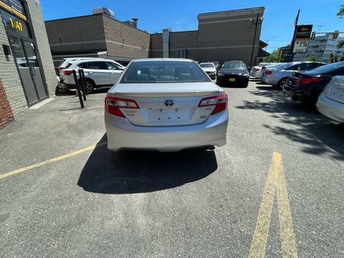 Used 2014 Toyota Camry SE w/ Moonroof Package FWD image 4
