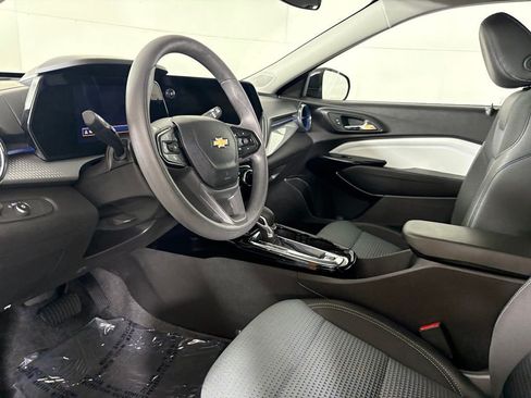 Used 2025 Chevrolet Trax LT FWD image 22