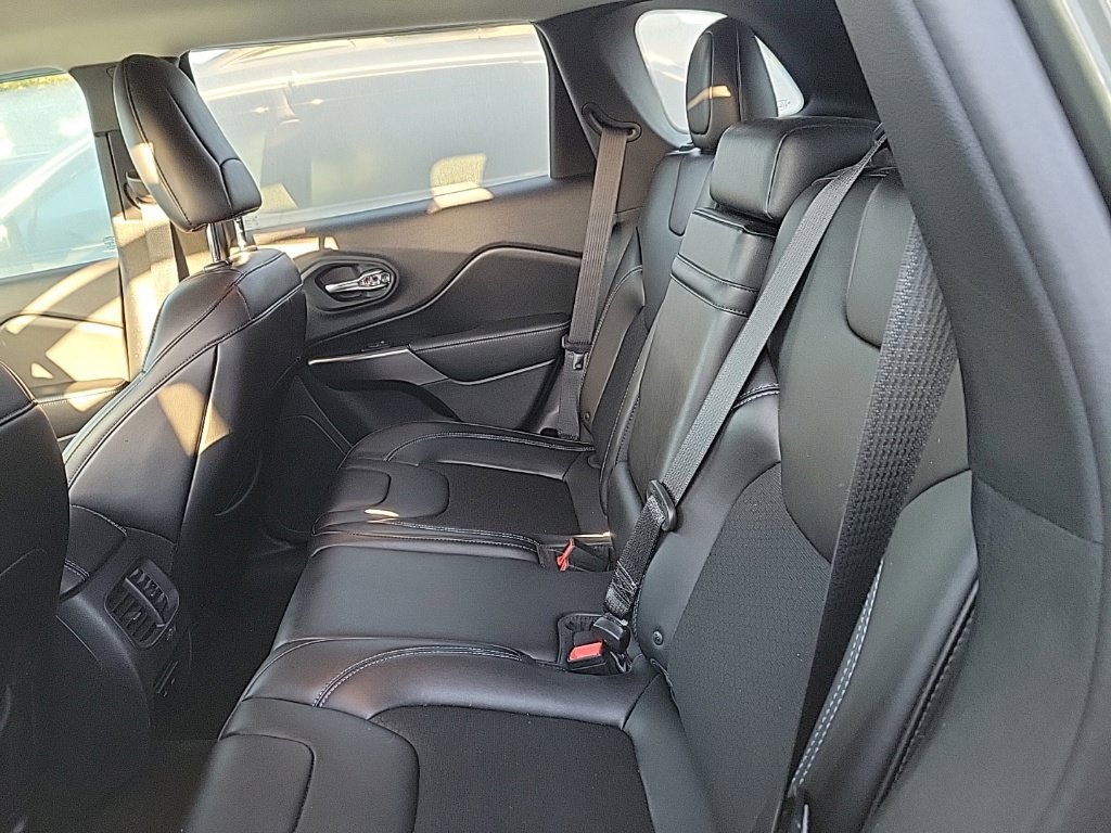 Used 2019 Jeep Cherokee Latitude Plus w/ Cold Weather Group AWD/4WD image 13