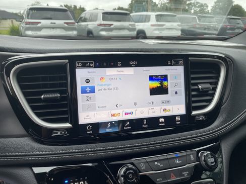 New 2026 Chrysler Pacifica Select image 21