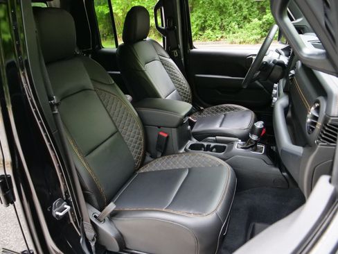 Used 2023 Jeep Gladiator Overland AWD/4WD image 37