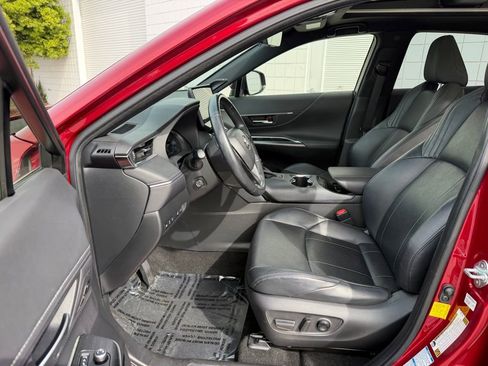 Used 2021 Toyota Venza Limited w/ Carpet Mat Package (TMS) image 17