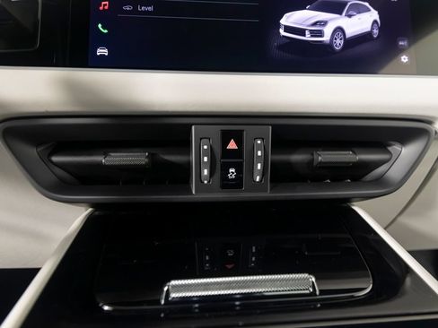 Certified 2025 Porsche Cayenne S AWD/4WD image 31