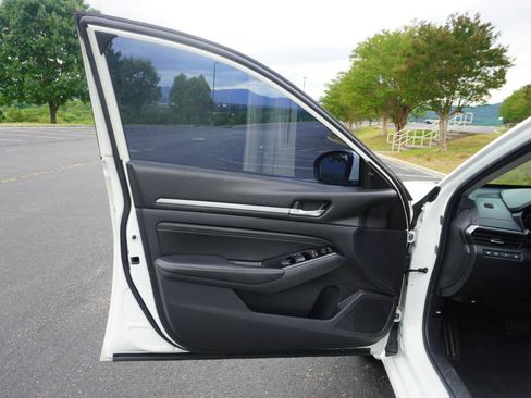 Used 2021 Nissan Altima 2.5 SV w/ SV Premium Package FWD image 15