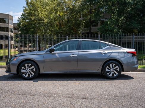 Used 2024 Nissan Altima 2.5 S FWD image 9