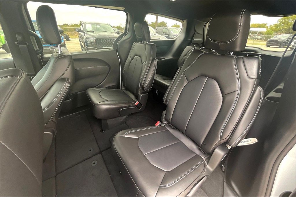 Used 2026 Chrysler Pacifica Select FWD image 18