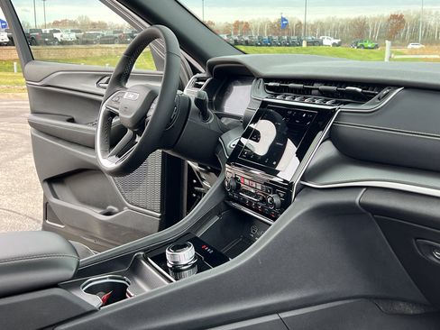 Used 2024 Jeep Grand Cherokee Altitude image 28