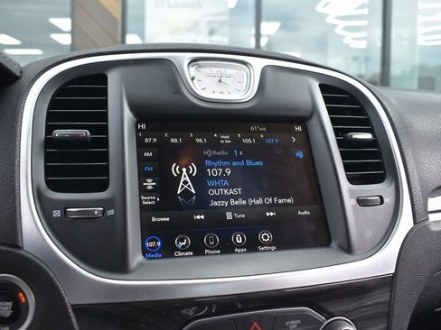 Used 2022 Chrysler 300 Touring w/ Sport Appearance Package image 7