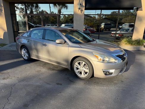 Used 2015 Nissan Altima 2.5 SV w/ Convenience Package image 2