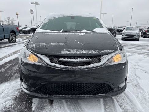 Used 2019 Chrysler Pacifica Touring-L Plus w/ S Appearance Package image 2