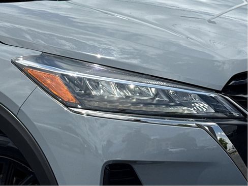 Used 2021 Nissan Kicks SR w/ SR Premium Package FWD image 5