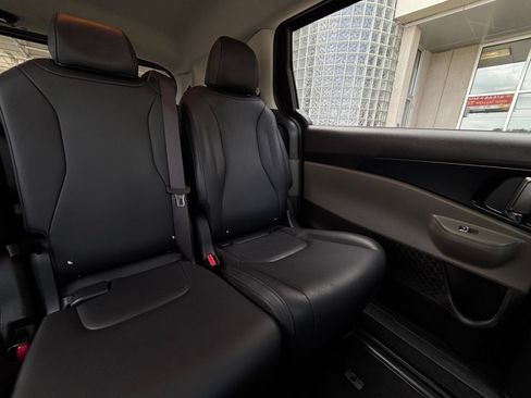 Used 2026 Kia Carnival FWD image 40