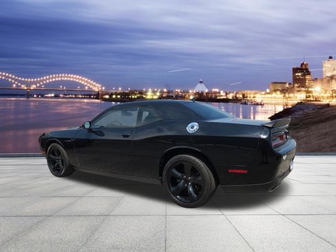 Used 2016 Dodge Challenger SXT w/ Driver Convenience Group RWD image 3