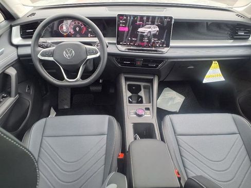 New 2025 Volkswagen Tiguan SE AWD/4WD image 10
