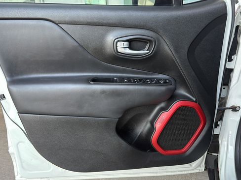 Used 2019 Jeep Renegade Trailhawk image 12