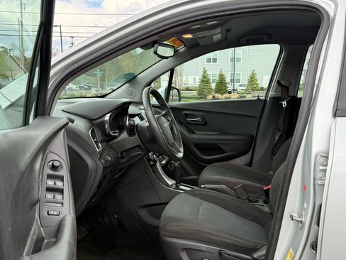 Used 2020 Chevrolet Trax LS FWD image 10