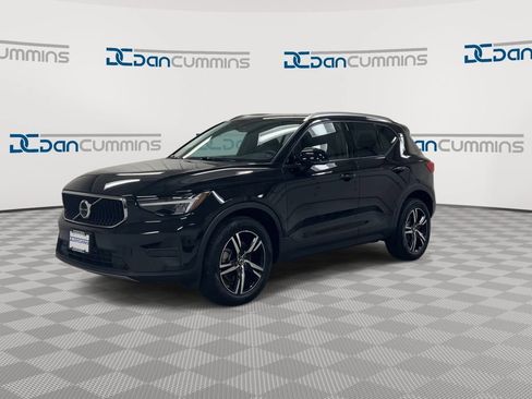 Used 2023 Volvo XC40 B5 Core AWD/4WD image 4