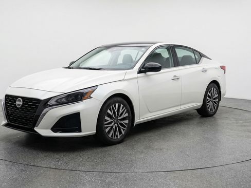 Used 2025 Nissan Altima 2.5 SV FWD image 3