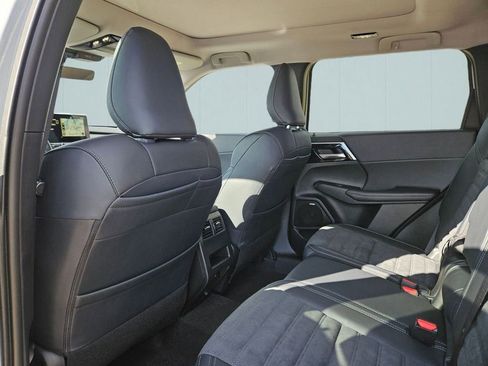 Used 2025 Mitsubishi Outlander Trail Edition image 28