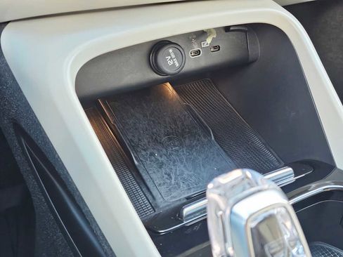 Certified 2024 Volvo XC40 B5 Plus w/ Protection Package Premier image 28