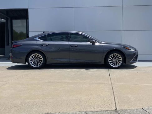 Used 2022 Lexus ES 350 Ultra Luxury w/ Accessory Package 2 FWD image 3