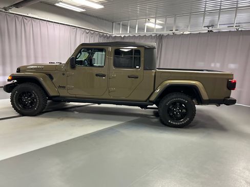 Used 2025 Jeep Gladiator Sport AWD/4WD image 4