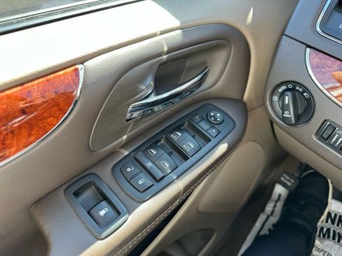 Used 2016 Chrysler Town & Country Touring FWD image 23