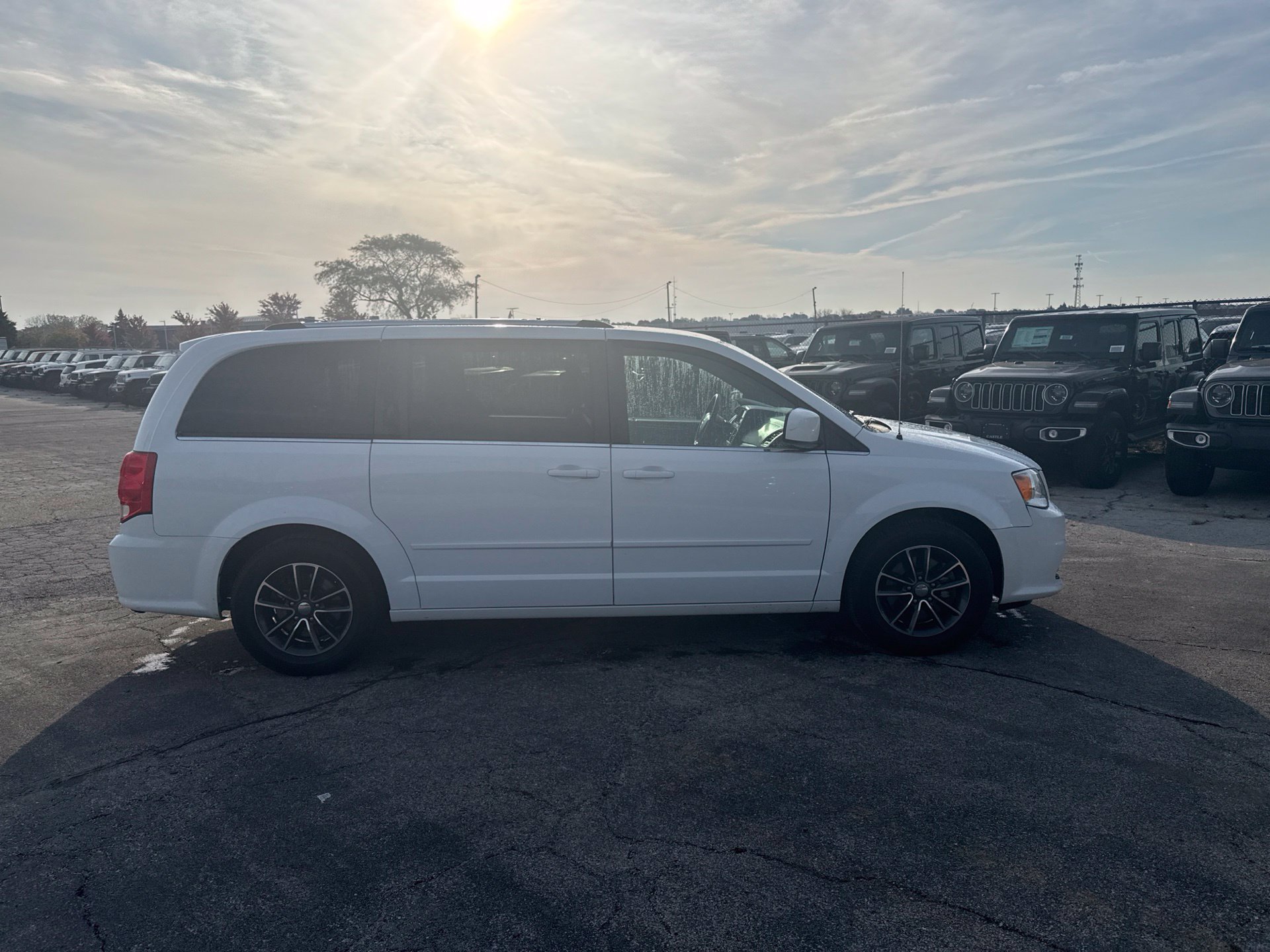 Used 2017 Dodge Grand Caravan SXT FWD image 5
