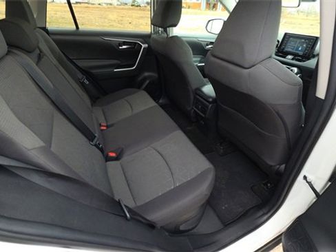 Used 2021 Toyota RAV4 XLE w/ Convenience Package image 28