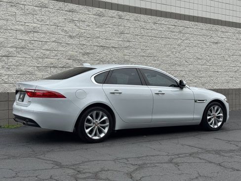 Used 2018 Jaguar XF Premium image 16