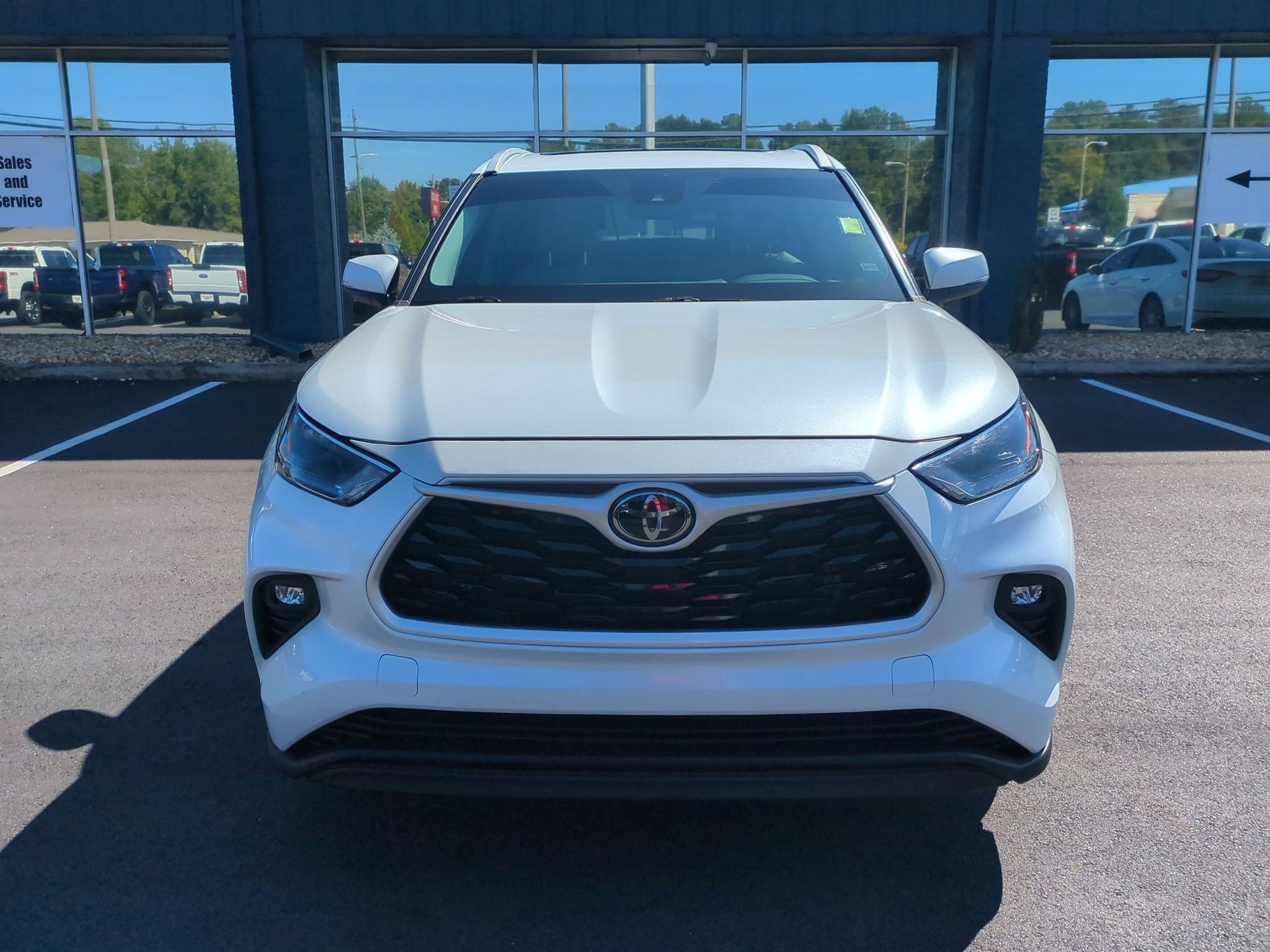 Used 2022 Toyota Highlander XLE FWD image 2