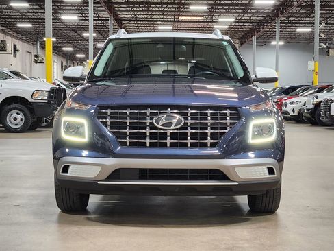 Used 2021 Hyundai Venue FWD image 2