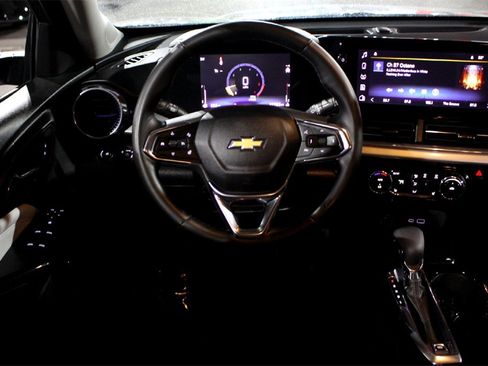 Used 2025 Chevrolet Trax LT w/ LT Convenience Package image 24