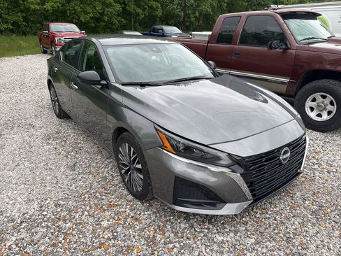 Used 2025 Nissan Altima 2.5 SV FWD image 2