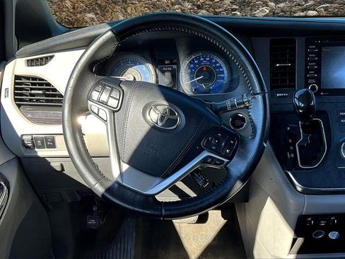 Used 2018 Toyota Sienna XLE image 5