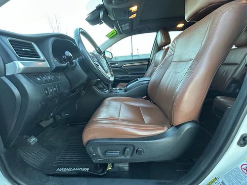 Used 2017 Toyota Highlander Limited image 12