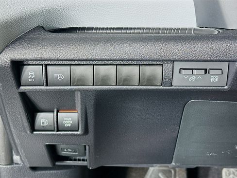 Used 2026 Toyota Sienna XLE FWD image 17