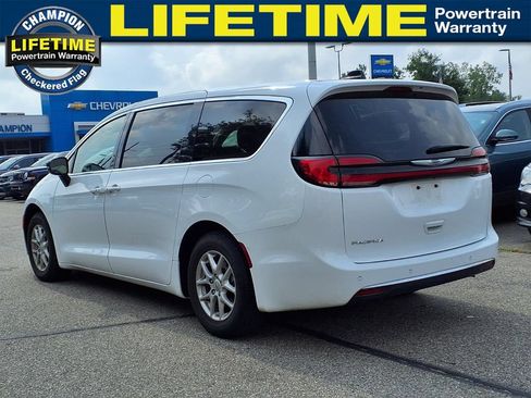 Used 2024 Chrysler Pacifica Touring-L FWD image 7