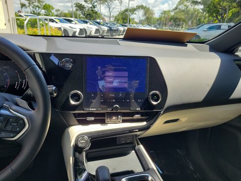 Used 2024 Lexus NX 250 FWD w/ Towing Package (2000 Lbs) image 17