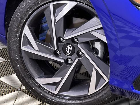 Used 2025 Hyundai Elantra SEL image 12