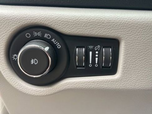 Used 2022 Chrysler Pacifica Touring-L image 18