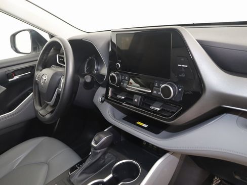 Used 2023 Toyota Highlander XLE image 41